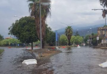 Fondachello: piove e in diverse strade occorre un mezzo anfibio