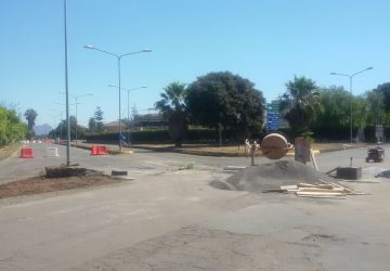 Fondachello: la famiglia del compianto Paolo Spina realizza una rotatoria nell'incrocio "maledetto"