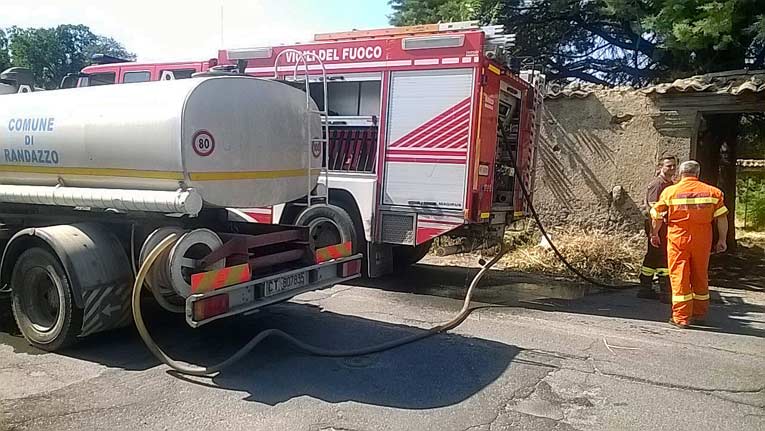 Randazzo, incendio in prossimità del centro abitato