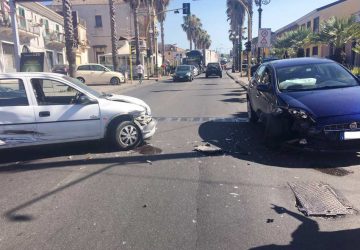 Giarre, scontro tra due auto in via Ruggero I: un ferito. Lunghe code