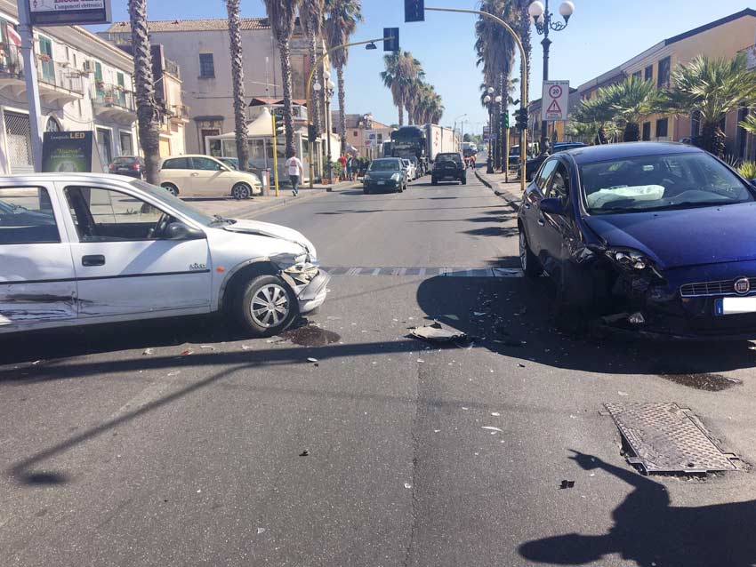 Giarre, scontro tra due auto in via Ruggero I: un ferito. Lunghe code