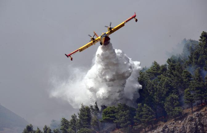 Paternò, vasto incendio in contrada Pergola: in azione canadair e due elicotteri antincendi