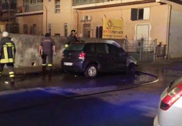 Giarre, incendio auto in via Manzoni: corto circuito