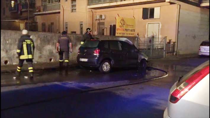 Giarre, incendio auto in via Manzoni: corto circuito
