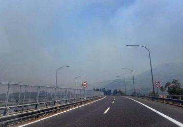 A18, incendi nei terreni che costeggiano la rete: rallentamenti tra Giarre e Acireale