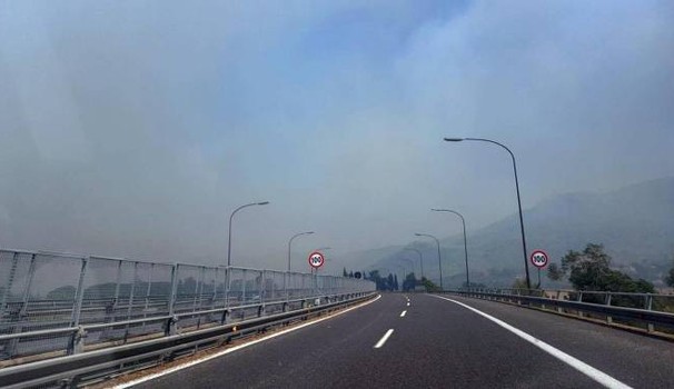 A18, incendi nei terreni che costeggiano la rete: rallentamenti tra Giarre e Acireale