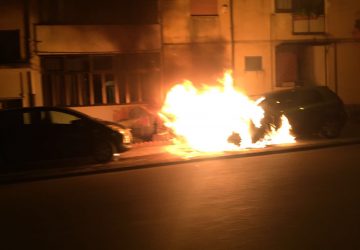 Giarre, a fuoco auto nel quartiere Satellite. Si segue pista dolosa
