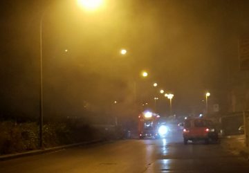 Giarre, paura nella notte per un incendio in corso Europa