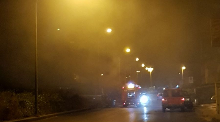 Giarre, paura nella notte per un incendio in corso Europa