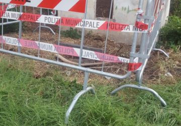 Giarre, pericolo in piazza Taormina per una botola mancante