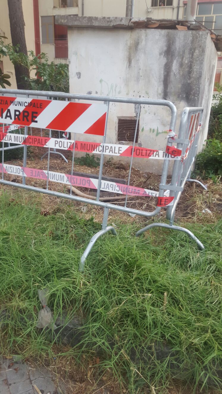 Giarre, pericolo in piazza Taormina per una botola mancante