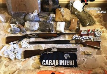 Armi e droga per 150.000 euro &ldquo;seppellite&rdquo; vicino al cimitero: in manette 50enne a Catania