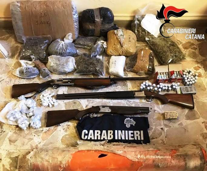 Armi e droga per 150.000 euro “seppellite” vicino al cimitero: in manette 50enne a Catania