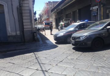 Giarre, tenta di rubare auto e imbocca a senso unico la via San Giuliano travolgendo alcune vetture in sosta VIDEO