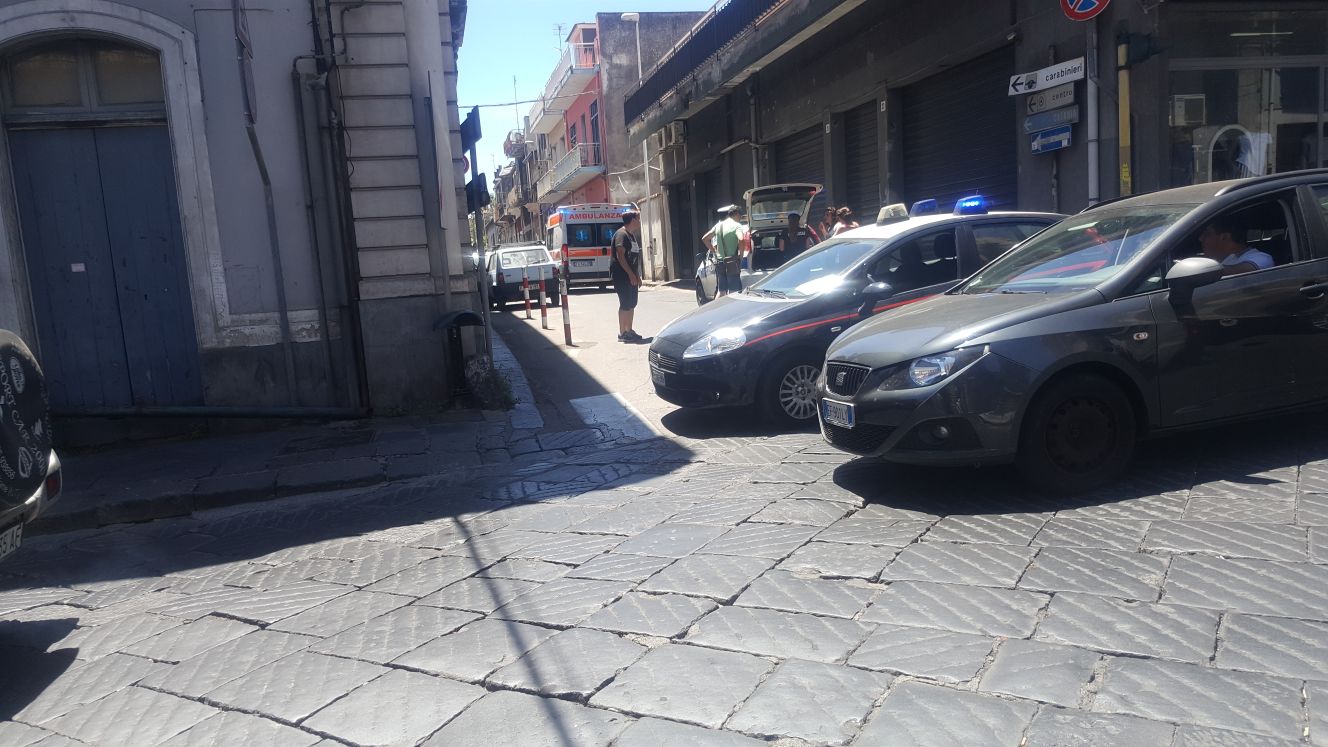 Giarre, tenta di rubare auto e imbocca a senso unico la via San Giuliano travolgendo alcune vetture in sosta VIDEO
