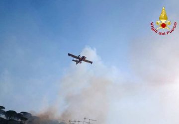Vasto incendio nell'area boschiva di Fornazzo: intervento del Canadair