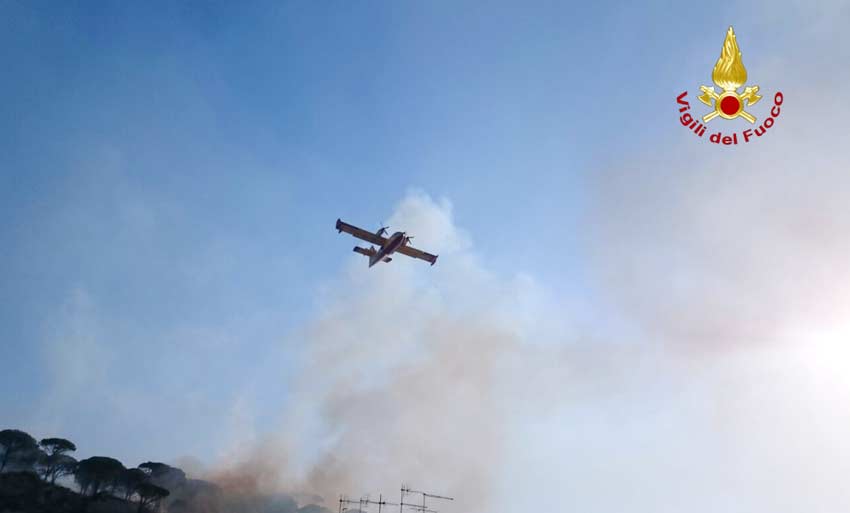 Vasto incendio nell’agro di Adrano, interviene canadair