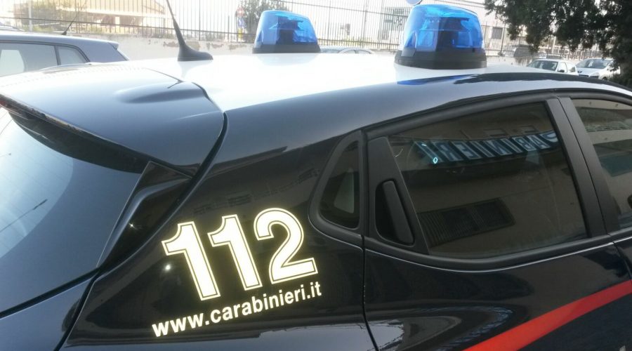 Spacciatore aiutato dai vicini di casa tenta di resistere violentemente all’arresto: due arresti