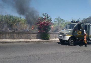 Giarre: incendio doloso lungo il viale don Minzoni