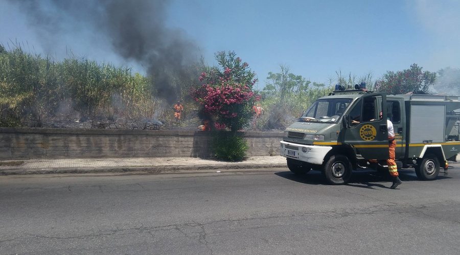 Fiumefreddo, a fuoco un ettaro di macchia mediterranea attorno alla riserva