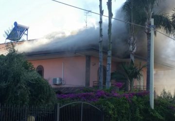 Mascali, a fuoco una villetta: intervento dei vigili del fuoco