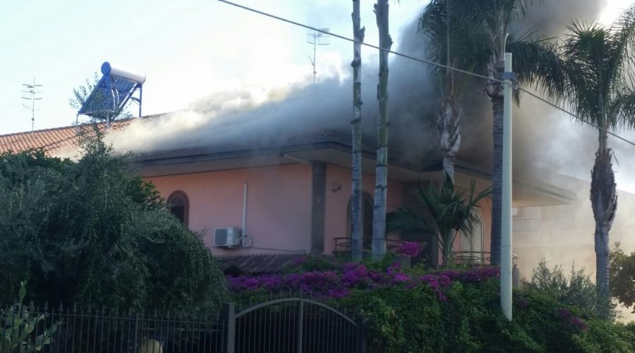 Mascali, a fuoco una villetta: intervento dei vigili del fuoco