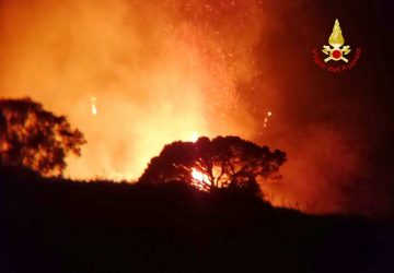Emergenza incendi in Sicilia: 2.000 ettari distrutti nel messinese. Vigili del Fuoco allo stremo. USB VVF dichiara lo stato di agitazione