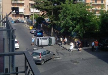 Giarre, incrocio via Gioberti, nuovo incidente: auto si ribalta
