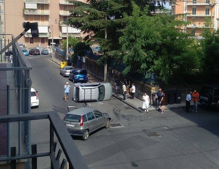 Giarre, incrocio via Gioberti, nuovo incidente: auto si ribalta