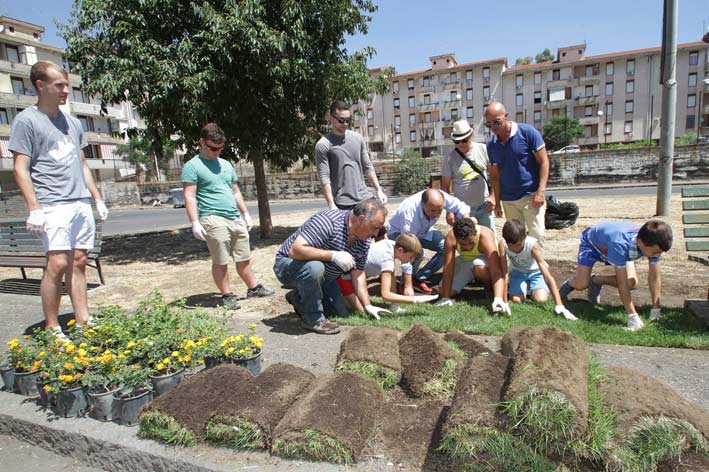 Marines di Sigonella e volontari puliscono il rione Balatelle a Catania
