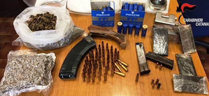 Catania, blitz a San Cristoforo: sequestrati 2 chili di droga e munizioni da guerra