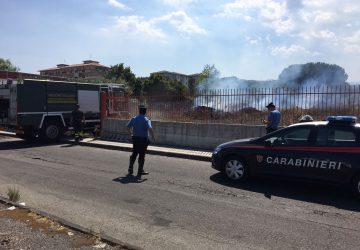 Giarre, a fuoco terreno accanto al Tribunale di corso Europa VIDEO