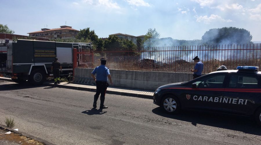 Giarre, a fuoco terreno accanto al Tribunale di corso Europa VIDEO