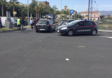 Riposto, auto pirata travolge 20 enne in piazza Commercio e fugge. Indagini dei carabinieri