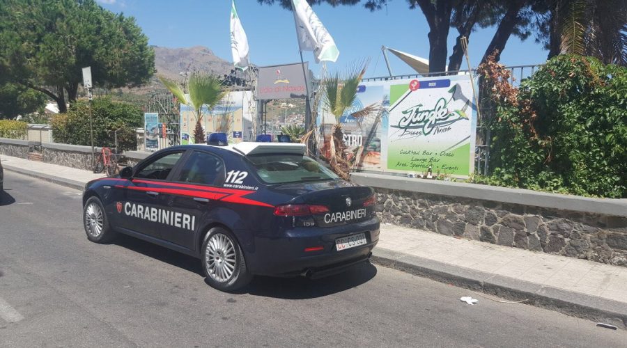 Giardini, in piena notte tentano di svaligiare il Lido di Naxos: arrestati in sei
