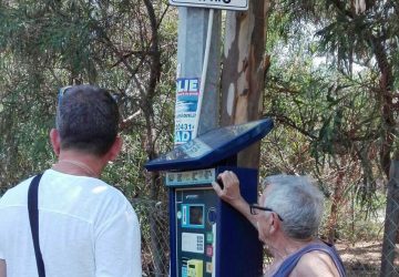 Marina di Cottone: monta la protesta dei bagnanti per i parcometri delle strisce blu