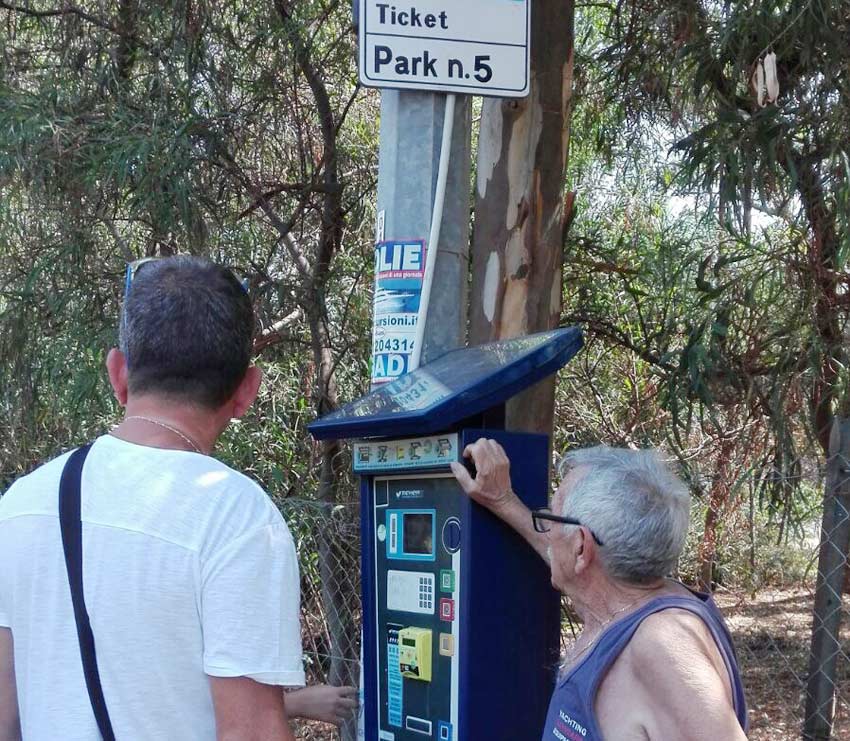 Marina di Cottone: monta la protesta dei bagnanti per i parcometri delle strisce blu