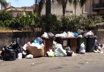 Giarre sommersa dai rifiuti. Partita nel caos la differenziata, in piena stagione estiva