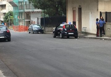 Giarre, pacifico sit-in dei migranti del centro di via Regina Pacis: "vogliamo i documenti"