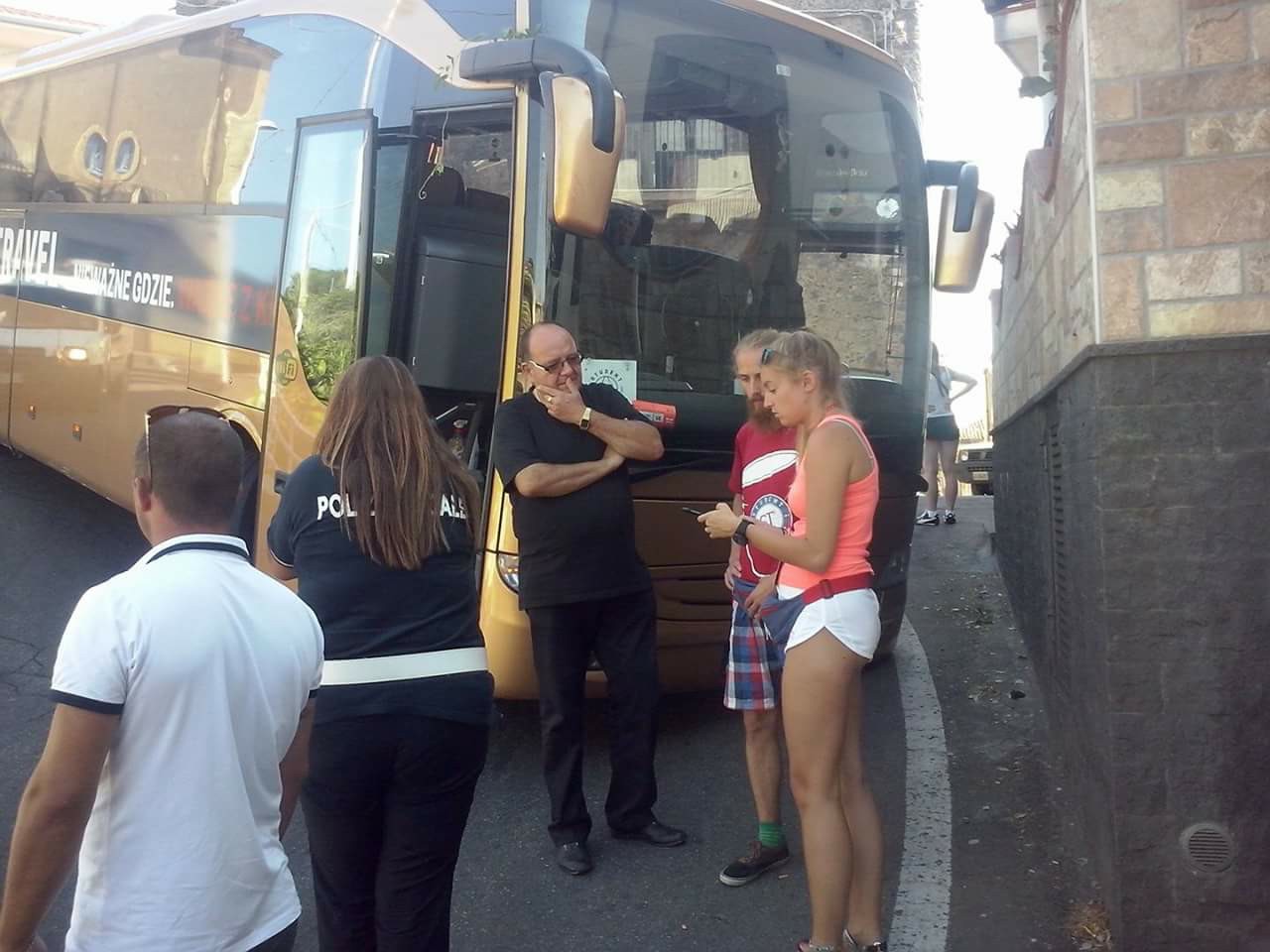 Giarre, bus di turisti polacchi bloccato in una discesa