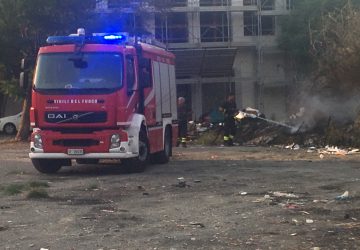 Giarre, incendio doloso nel parcheggio di via Teatro: intervento dei Vigili del fuoco
