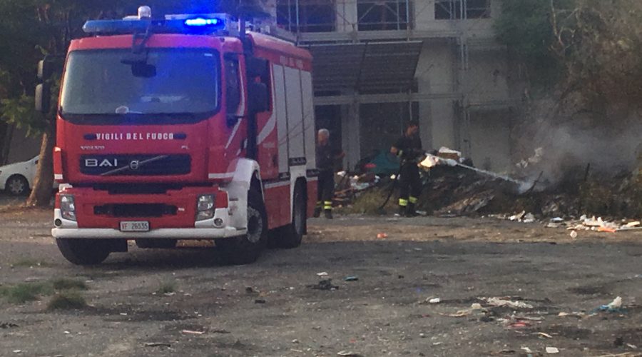 Giarre, incendio doloso nel parcheggio di via Teatro: intervento dei Vigili del fuoco