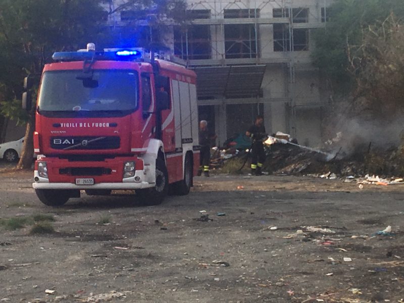 Giarre, incendio doloso nel parcheggio di via Teatro: intervento dei Vigili del fuoco