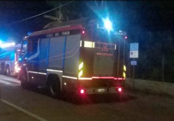 Mascali, notte di fuoco a Fondachello: in fiamme due auto