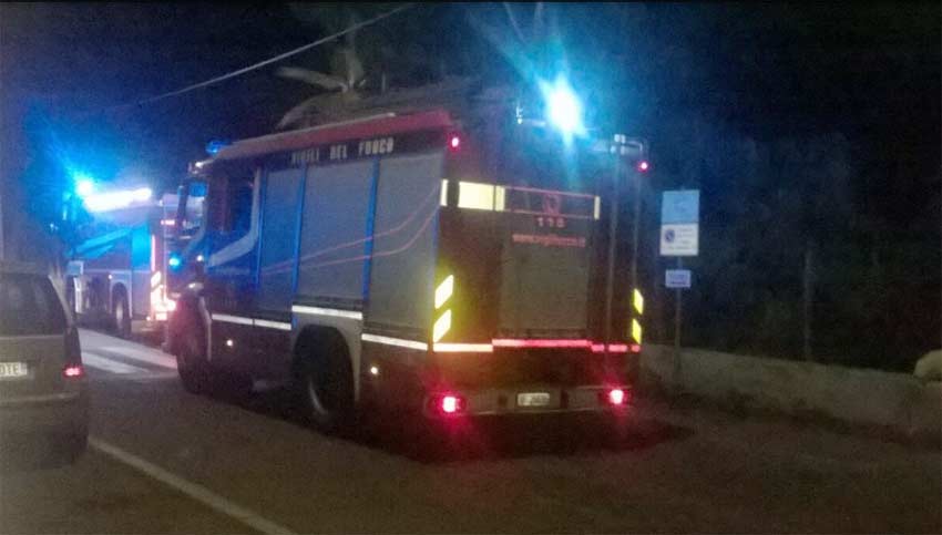 Zafferana, paura per un incendio divampato in un minimarket di via Roma. Intervento dei Vigili del fuoco