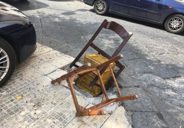 Giarre, in piazza Ospedale un pozzetto privo di copertura. I residenti provano a metterlo in sicurezza: con le sedie