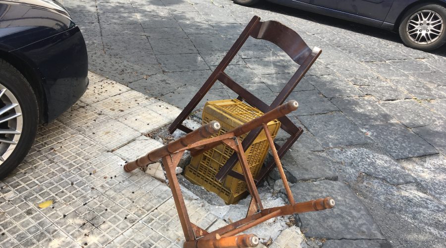 Giarre, in piazza Ospedale un pozzetto privo di copertura. I residenti provano a metterlo in sicurezza: con le sedie
