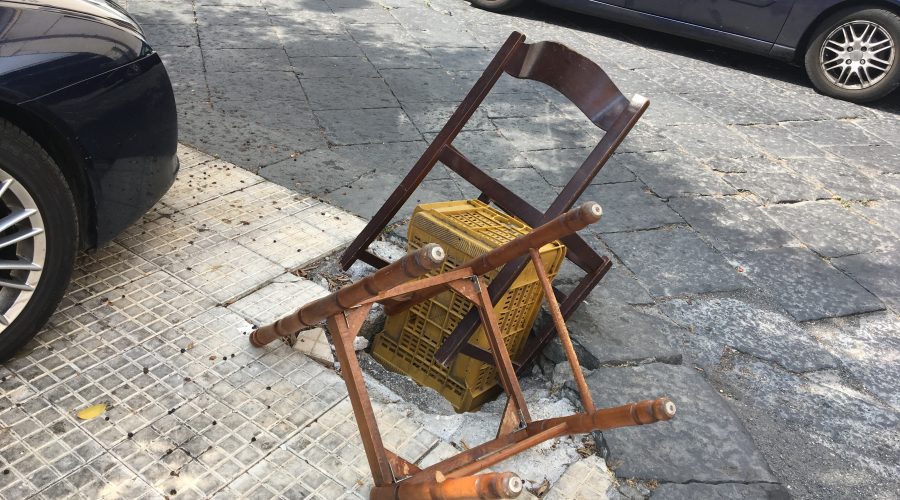 Giarre, in piazza Ospedale un pozzetto privo di copertura. I residenti provano a metterlo in sicurezza: con le sedie