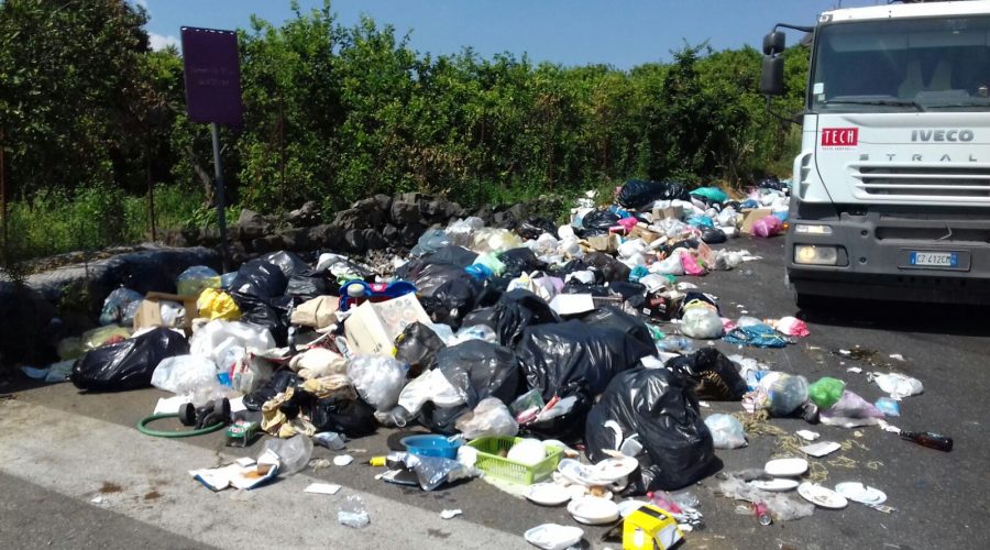 Riposto, emergenza discariche: intervento lungo la provinciale a Femminamorta