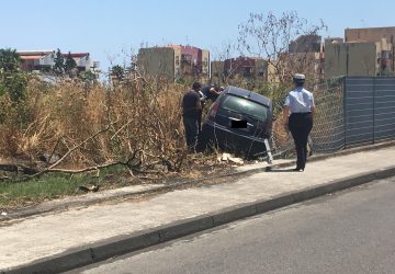 Giarre, via Trieste: auto sfonda recinzione e "plana" sopra un terreno incolto